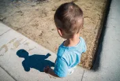 惡保母虐1歲男童竟傳「施暴實況」　妹鼓勵：這樣小孩才會乖
