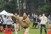 太神啦！中央大學「丟松果測速大賽」 驚見超狂選手擲出「時速130km」