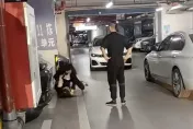影/停車場變摔角擂台！兩女「扯髮、飛踢」樣樣來　男插腰旁觀被罵翻