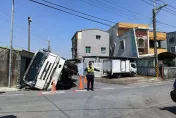 快訊/高雄路竹路塌吞「水泥車」害撞牆　駕駛自行爬出