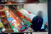 影/高雄銀樓搶案！28萬金飾黑衣男戴了就跑　警方鎖定身分追緝中