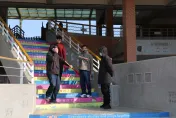 影/家長持球棒闖快樂國小滋事？桃警校安演練超逼真　學童也入戲急關窗
