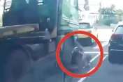 影/宇宙級命大！新北男騎腳踏車遭拖板車捲輪下　爆頭前半秒爬出毫髮無傷