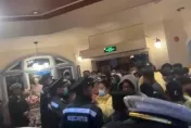 影/上海迪士尼失控現場曝！排8小時搶嘸熱門包　遊客硬闖商店拒絕離開