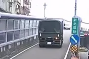 影/糗爆！軍卡逆向上新北環快險對撞　匝道遇來車尷尬「倒退嚕」