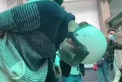 影/撞死工程師囂張叼菸拒到案遭拘提　今雙腿癱軟哭著道歉辯：「有煞車」