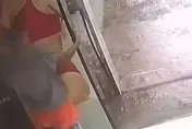 內衣廣告牌竟淪洩慾對象！噁男下方瘋摩擦模特兒　壞壞畫面全被拍下