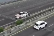 女駕駛臨停國1內側車道！負氣下車「站分隔島」　乘客直接將車開走