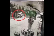 影/高雄女逆撞路邊車輛！廂型車遭頂起「疊羅漢」影像曝