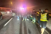 台64三重段深夜2車追撞「後車側翻」！　駕駛胸悶幸無大礙