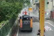 怪手司機秀2招！三角錐「甩水瓶」完美落地　高超技術引人稱奇