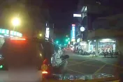 影/超ㄎ一ㄤ！他倒車猛撞又嗆聲　逃逸再撞車被查獲雙刀挨罰+吊扣駕照