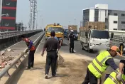 高雄貨車「撞護欄大翻覆」！磚頭掉滿地「封路」　兩線車道回堵