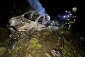 影/衝下10米深河谷「燒成廢鐵」！　苗栗獅潭驚見特斯拉出事...駕駛急逃生