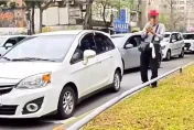 影/快車道是我的停車場！離譜阿公建國花市直接「臨停等家人」　後方車險撞