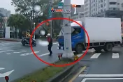 影/乖乖走斑馬線卻遭撞！63歲婦倒地不起　小貨車駕駛將吊扣駕照