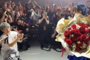 影/鼓鼓演唱會求婚大元！掏鑽戒下跪問：妳願意嫁給我嗎
