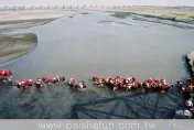 白沙屯媽祖/神蹟！白沙屯媽神轎突衝渡濁水溪　驚見「泥腳印浮起」