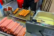 抖音小吃「澱粉腸」翻車！被踢爆內含狗食原料「雞骨泥」　網驚：不敢吃了