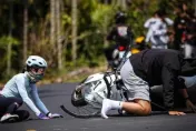 山道猴賠慘了！嘉義「阿婆灣」重機男撞飛正妹　公路車要價30萬