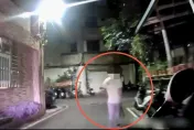 影/新北蘆洲狂男持雙刀逛大街　警奪刀壓制逮人送辦