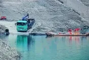 苗栗鯉魚潭失蹤6天！22歲工人疑「尿急中途落水」　姊求集氣：快出來