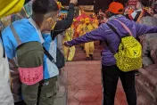 白沙屯媽祖/紫衣女「廟前攔轎」大喊護駕！　網掀兩派熱議：是在擋神嗎？