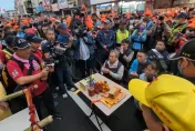 白沙屯媽祖/粉紅超跑急迴轉！信眾全家感動跪拜「感謝媽祖婆來家裡看一看」