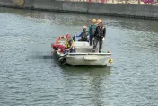 快訊/高雄愛河有「人形漂浮物」！環保局人員靠近嚇傻　60歲男明顯死亡