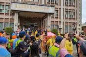 白沙屯媽祖/媽祖10度停駕同餐廳！今突停靠「這機關」　官員開大門跪接