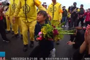 白沙屯媽祖/心碎了！小妹妹一家跪地哭求繞路祈福　鑾轎停3分鐘繼續趕路