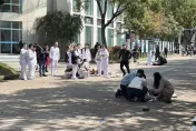 影/把轎車當碰碰車！校園內瘋狂衝撞　「近10人倒地哀嚎」現場慘況曝