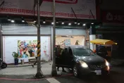 影/撞擊瞬間曝！高雄棋藝館遭倒車撞碎大門　雙煞3小時內迅速遭逮