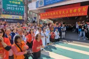 白沙屯媽祖/「粉紅超跑」移駕沙鹿童綜合祈福　白袍醫護跪迎