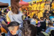 白沙屯媽祖/展現母愛慈悲！鑾轎破紀錄停駕　特允「小朋友們」鑽轎腳