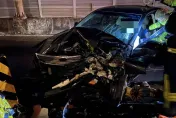 快訊/碰！台64線轎車自撞橋墩　30歲駕駛命大脫困