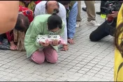白沙屯媽祖/鑾轎急轉彎停駕！秀傳醫護跪捧「車禍小姊姊」衣服祈福