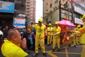 白沙屯媽祖/「粉紅超跑」直奔醫療車加持！醫護跪地淚喊：這就是媽祖的慈悲