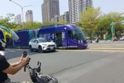快訊/高雄輕軌又出事！休旅車「未依號誌行駛」　當場撞上慘了