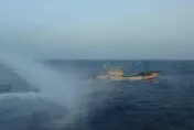 影/又見陸漁船越界！澎湖海巡署祭出水砲驅離