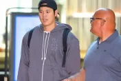 影/水原一平涉賭風波後首度現身！大谷翔平表情沒鬱卒　快速步出飯店