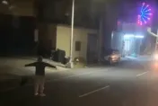 不要命？雲林老婦橫躺道路險遭輾　起身再衝對向「人肉擋車」司機嚇傻