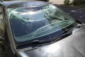 不滿家門遭違停！男怒持鐵鎚砸爛車窗玻璃　衝動結果揭曉