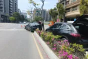 影/心疼！限量停產雪佛蘭跑車擦撞賓士休旅車　整輛衝上分隔島卡住