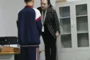 影/學生長太高！班導為求氣勢「站板凳」訓話　網笑翻：記得扶老師下來
