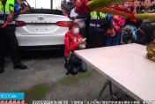 白沙屯媽祖/女兒車禍命在旦夕！慈母衝媽祖轎前跪地磕破頭泣求：拜託救救女兒