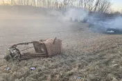 影/熱氣球被強風吹偏！碰觸高壓電線起火墜地　監視器捕捉驚險一刻
