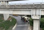 快訊/國2水泥車U彎翻車壓護欄！　大竹出口匝道暫時封閉