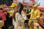 白沙屯媽祖/鑾轎急倒車！媽祖暖心為昏迷女童祈福　姑姑下跪淚謝：睜眼了