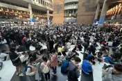快訊/誰說《Pokemon GO》過時了！上千人塞爆北車抓「原始回歸固拉多」
